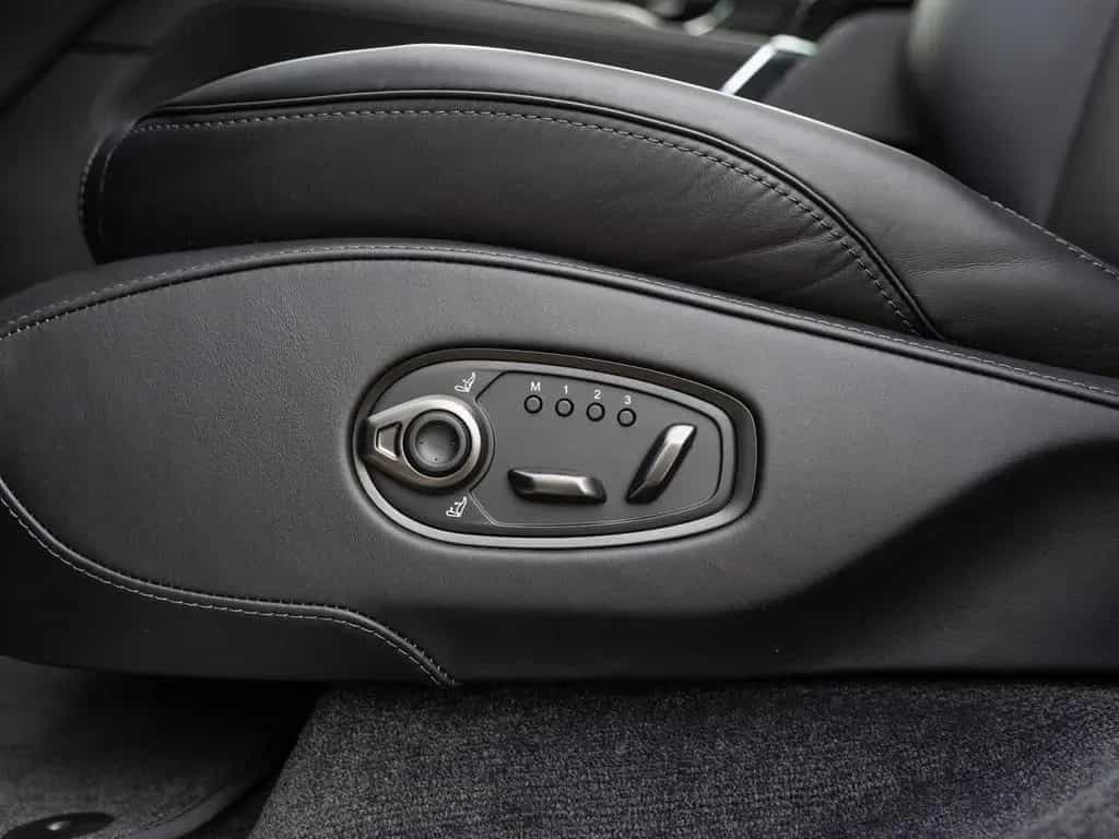 Aston Martin DBX 707 -Lightning Silver- null-photo-26