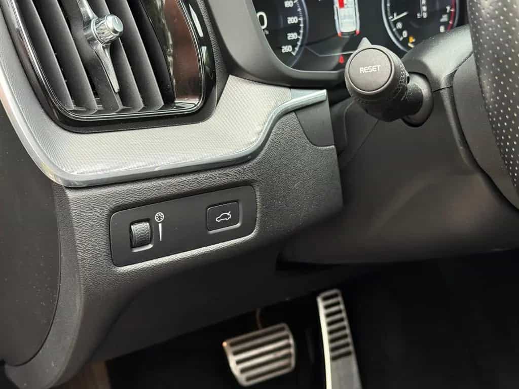 Volvo XC60 T5 R Design/LED/KAM/H&K/VIRTUAL/21Zoll/ 07/2018-photo-28