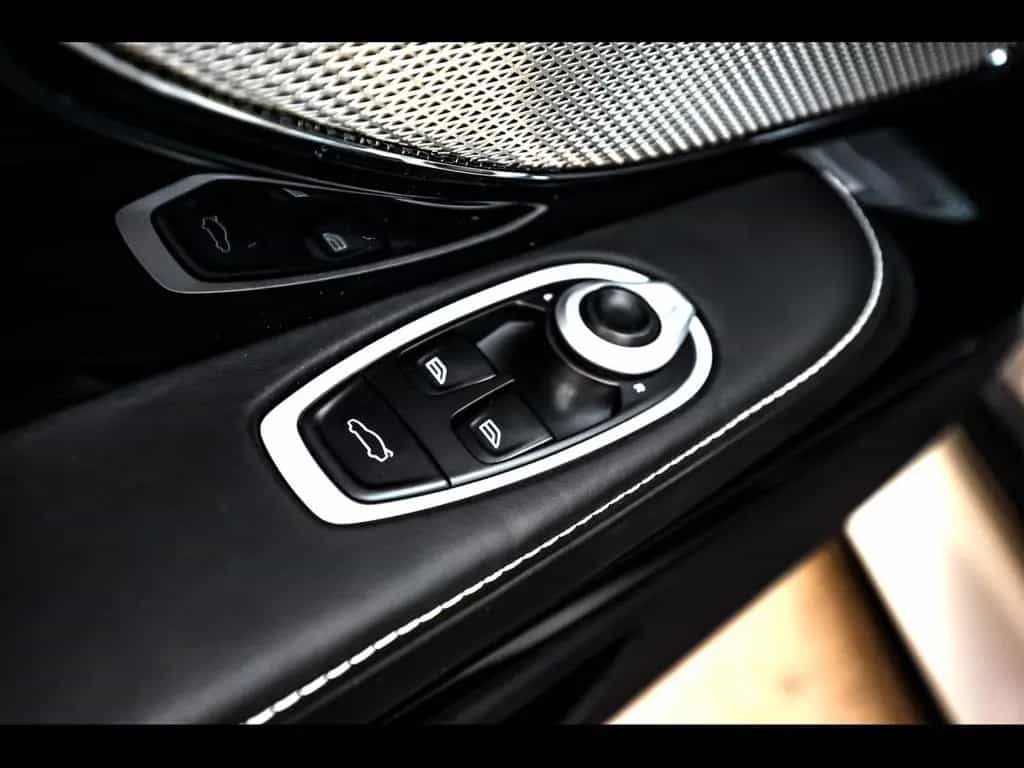 Aston Martin DB12 COUPE 4.0 V8°ALUMINITE SILVER°21'' 06/2024-photo-25