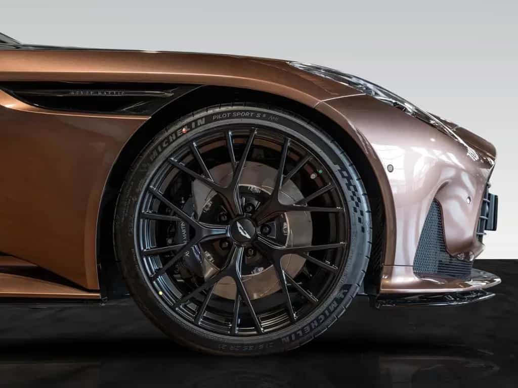 Aston Martin DB12 Coupe | Bowers & Wilkins | Magneto Bronze 07/2025-photo-8