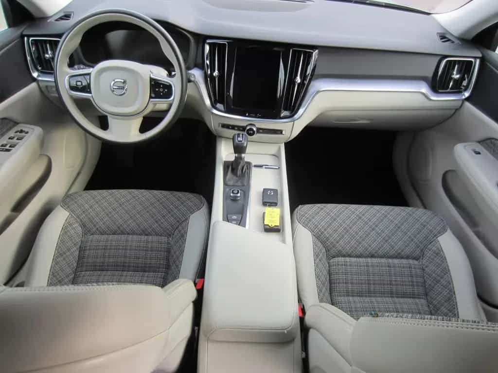 Volvo V60 D4 Momentum 04/2019-photo-2