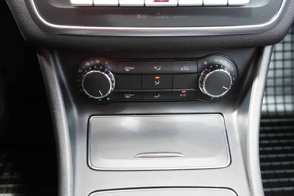 Mercedes-Benz A 200 A200 7G-DCT AMG Line LED Navi Sitzheizung Klima 02/2018-photo-16