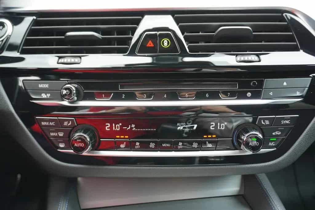 BMW 520 d xDrive M Sport AHK Standheizung Kamera 05/2019-photo-35