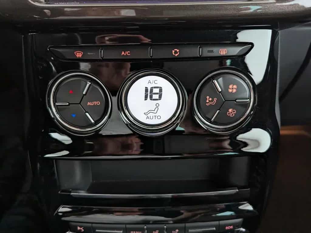 DS Automobiles DS3 3 1.2 PureTech 130 SportChic LED+LEDER+SHZ+ 08/2016-photo-17