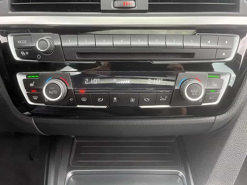 BMW 320 d SportAUT Touring  xDrive Sport LED PANO H&K 05/2019-photo-28