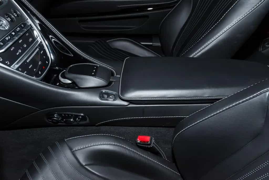 Aston Martin DB11 5.2 V12 AMR 11/2016-photo-12