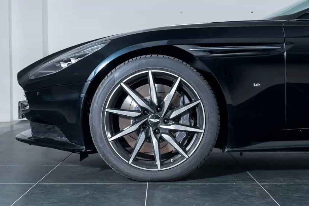 Aston Martin DB11 5.2 V12 AMR 11/2016-photo-15