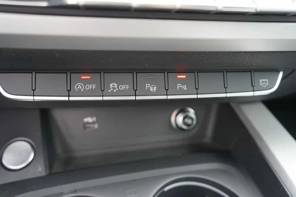Audi A4 Avant 35 TFSI LED ACC 360° AHK Navi Panorama 02/2019-photo-28