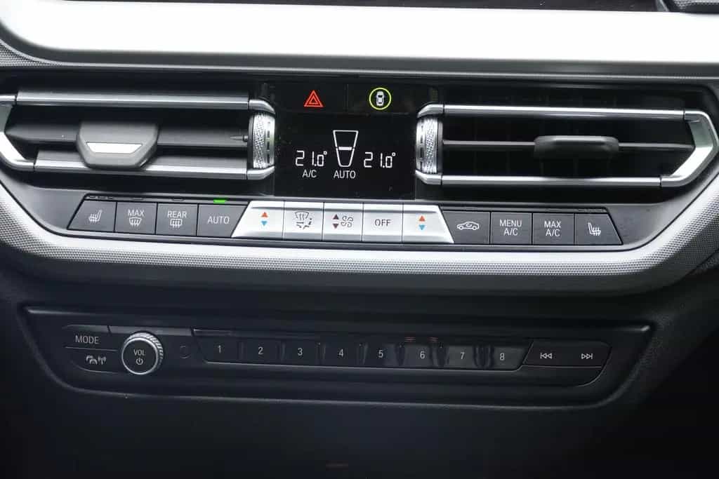 BMW 118 i Advantage LED Navi Totwinkel Kamera PDC 08/2021-photo-9