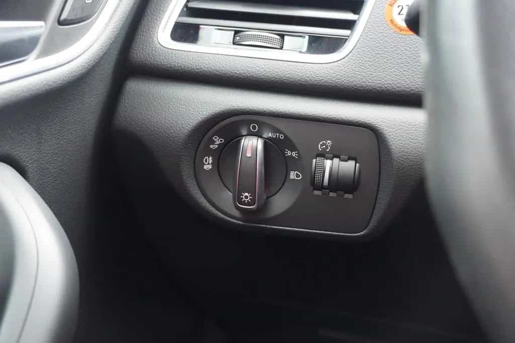 Audi Q3 1.4 TFSI sport LED Klimaaut. Sitzheizung AHK 05/2018-photo-23