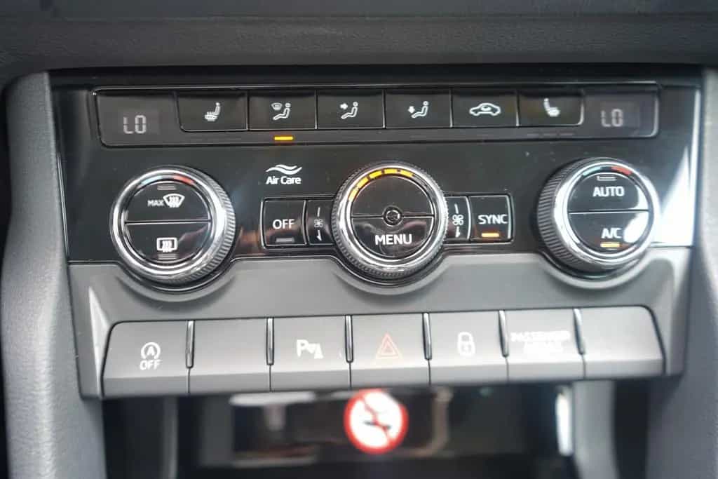 Skoda Karoq 1.5 TSI LED Kamera Sitzheizung 06/2024-photo-16