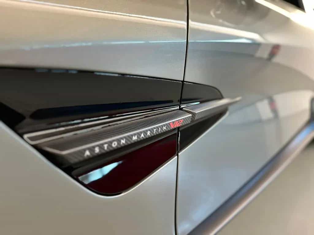 Aston Martin Vanquish Coupé | Titanium Grey | Carbon | B&W null-photo-11