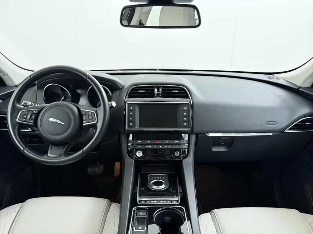 Jaguar F-Pace 2.0 Pure AWD 20d navi | kamera | AHK | 01/2017-photo-17