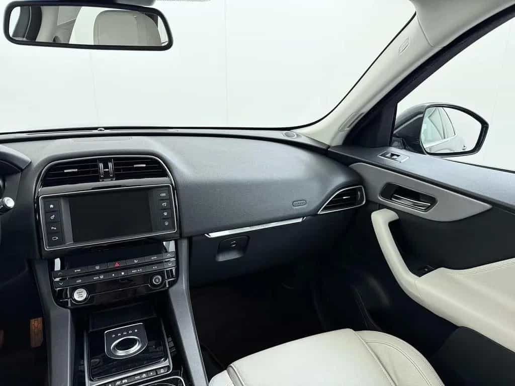 Jaguar F-Pace 2.0 Pure AWD 20d navi | kamera | AHK | 01/2017-photo-19