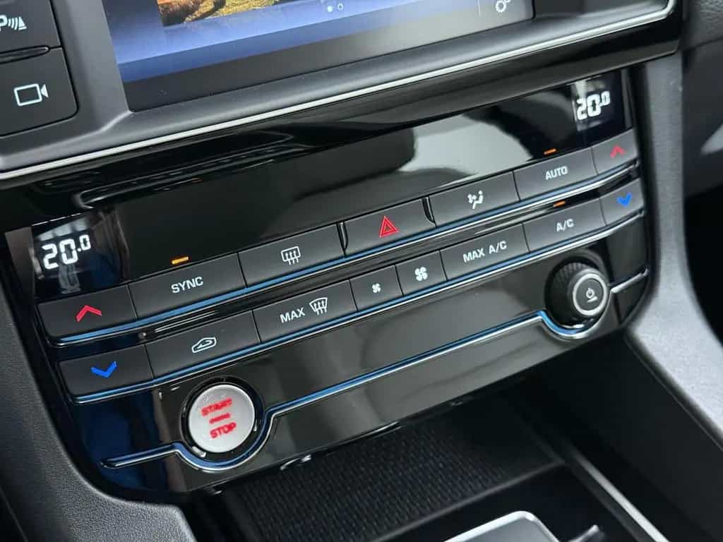 Jaguar F-Pace 2.0 Pure AWD 20d navi | kamera | AHK | 01/2017-photo-33