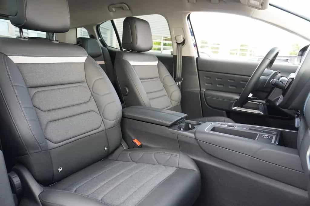 Citroën C5 Aircross 1.2 M-Hybrid Plus Aut. LED Navi 360° 03/2025-photo-28