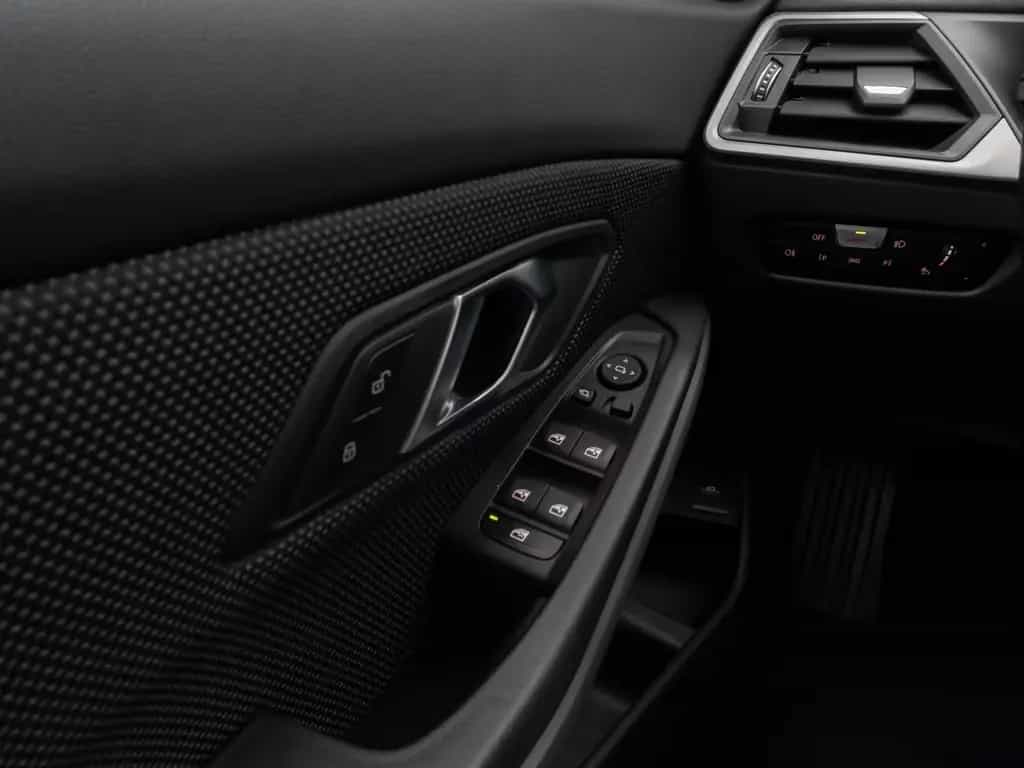 BMW 330 i xD DAB HUD CockPitPro PDCFernlichtassist 10/2022-photo-36