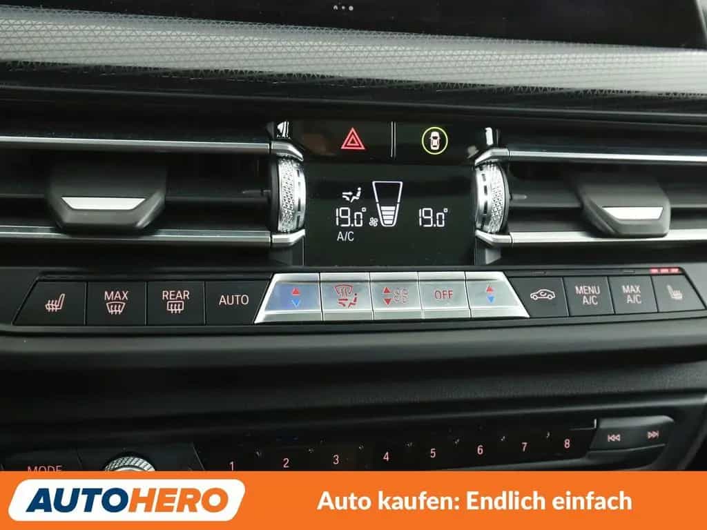 BMW M135 1er M135i xDrive Aut.*NAVI*TEMPO*PDC*SHZ*ALU* 07/2020-photo-23