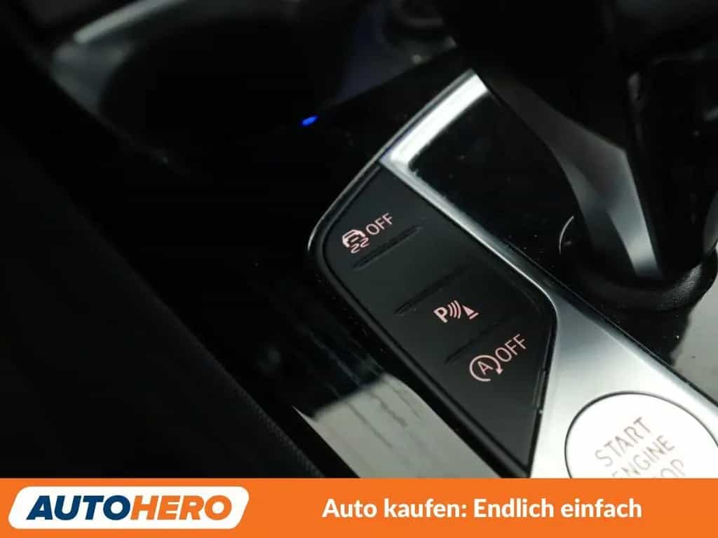 BMW M135 1er M135i xDrive Aut.*NAVI*TEMPO*PDC*SHZ*ALU* 07/2020-photo-28
