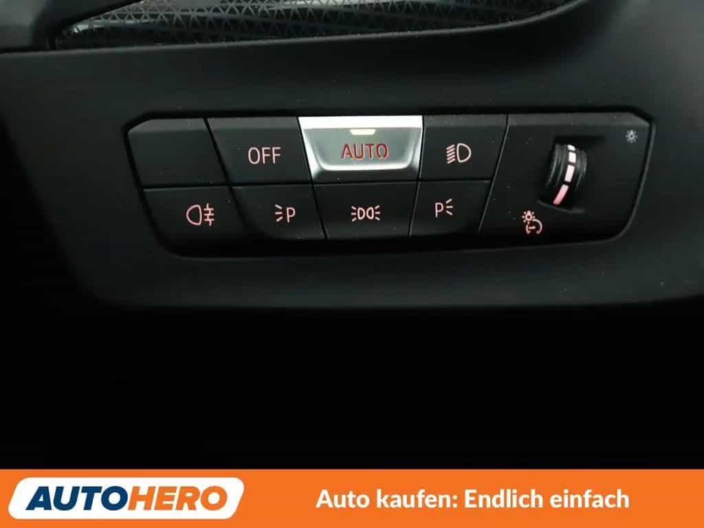 BMW M135 1er M135i xDrive Aut.*NAVI*TEMPO*PDC*SHZ*ALU* 07/2020-photo-29