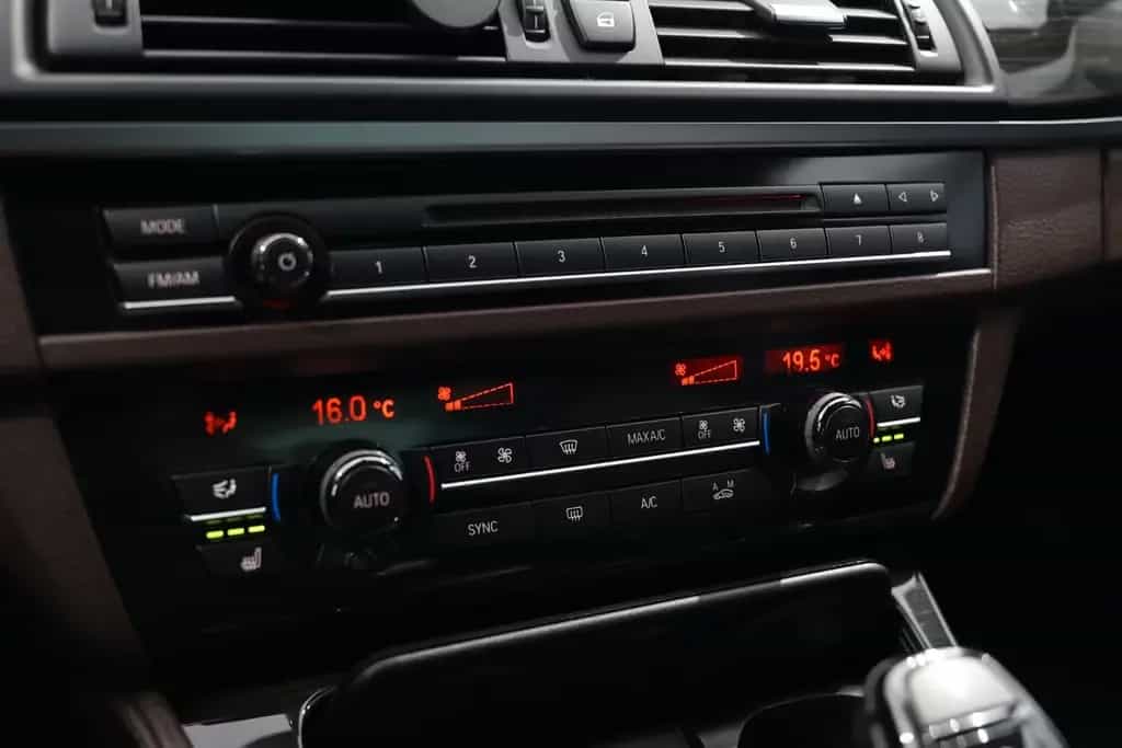 BMW 550 i M-Paket Performance* Sitzhzg*KAM*Navi*HUD 07/2016-photo-23