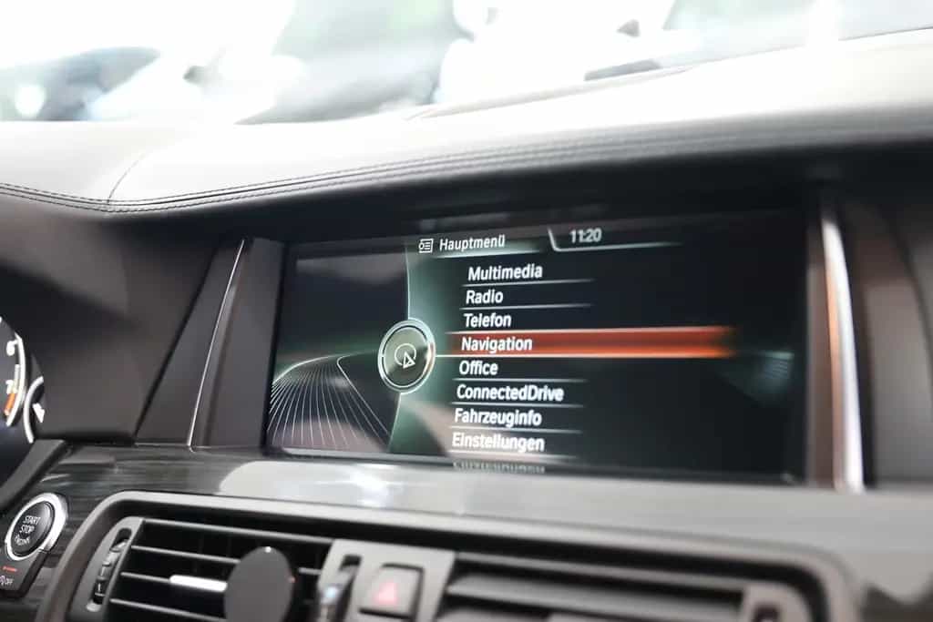 BMW 550 i M-Paket Performance* Sitzhzg*KAM*Navi*HUD 07/2016-photo-30