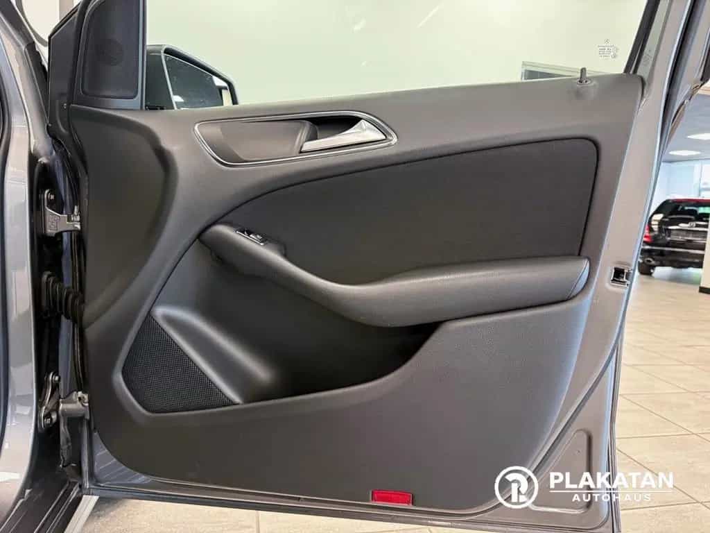 Mercedes-Benz B 200 Navi Bi-Xenon Tempomat 1Hand 11/2012-photo-12