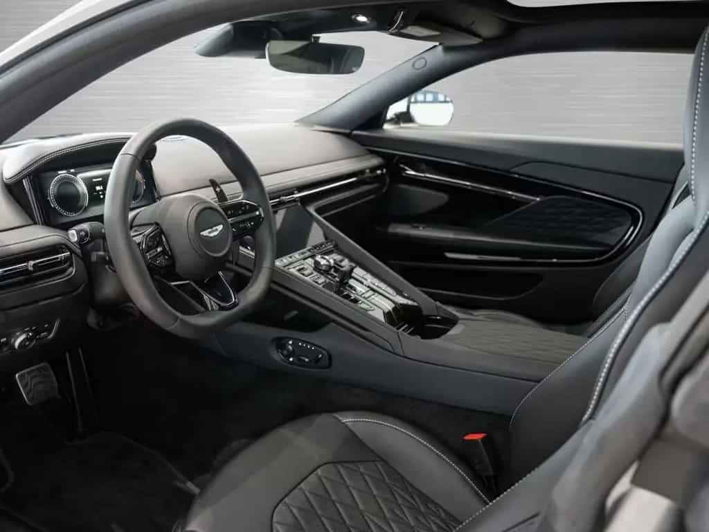 Aston Martin DB12 V8 Coupe 08/2025-photo-2