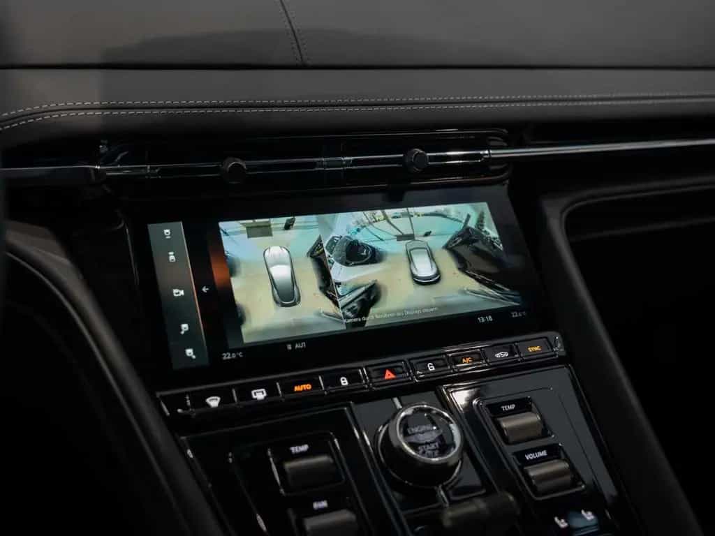 Aston Martin DB12 V8 Coupe 08/2025-photo-25
