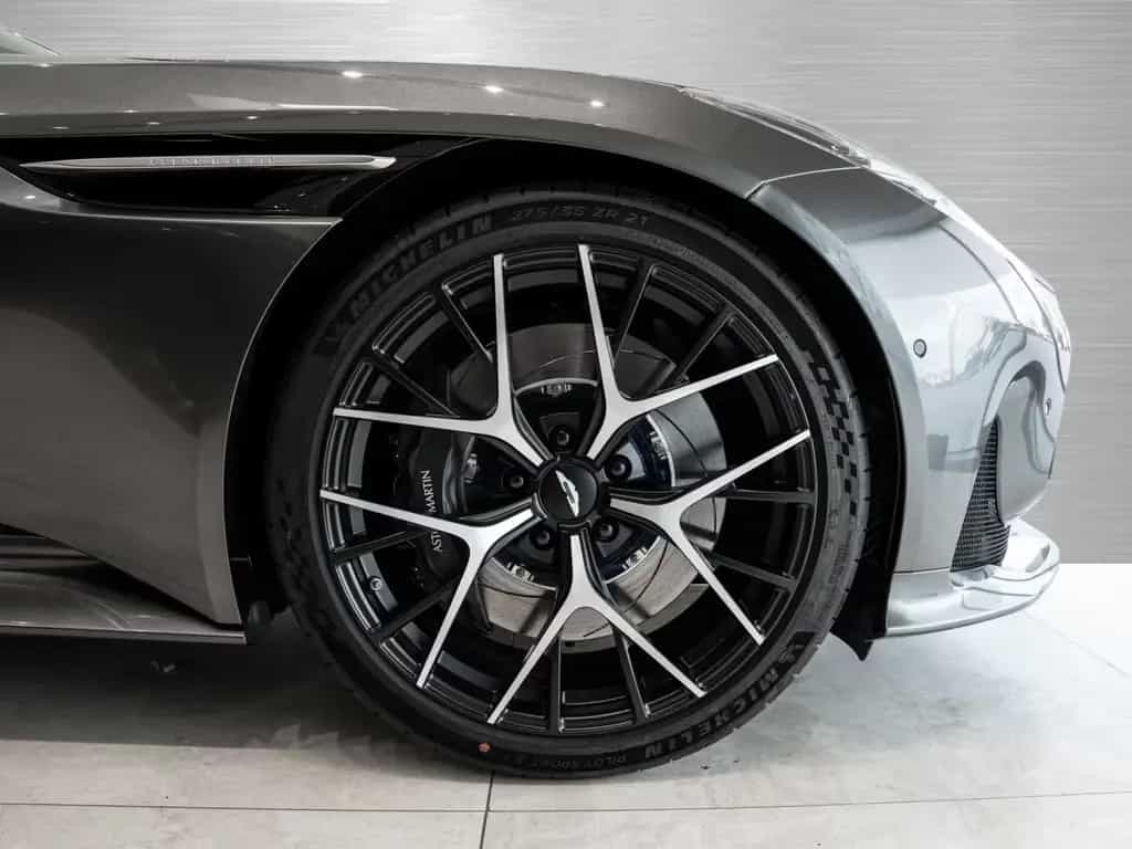 Aston Martin DB12 V8 Coupe 08/2025-photo-3