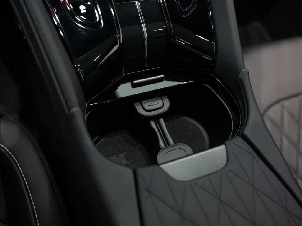 Aston Martin DB12 V8 Coupe 08/2025-photo-37
