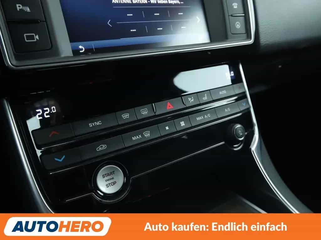 Jaguar XE 20d R-Sport Aut*NAVI*XENON*TEMPO*CAM*PDC*SHZ* 09/2015-photo-23
