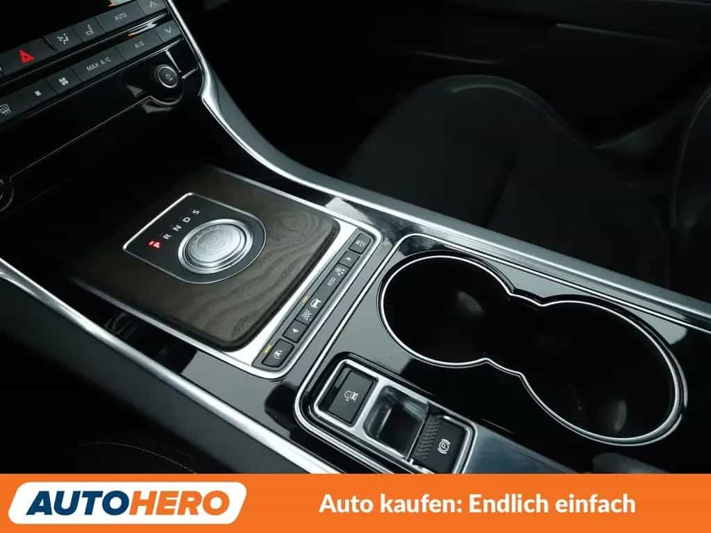 Jaguar XE 20d R-Sport Aut*NAVI*XENON*TEMPO*CAM*PDC*SHZ* 09/2015-photo-24