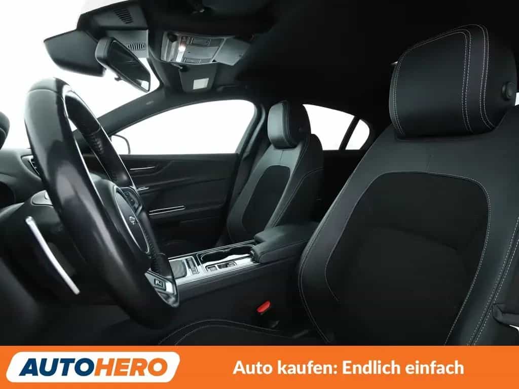 Jaguar XE 20d R-Sport Aut*NAVI*XENON*TEMPO*CAM*PDC*SHZ* 09/2015-photo-9