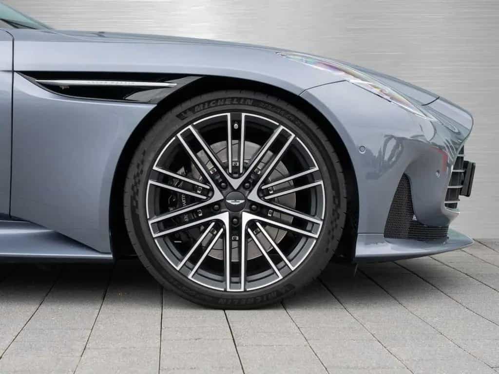 Aston Martin DB12 V8 Coupe 04/2024-photo-3