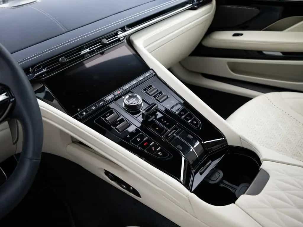 Aston Martin DB12 V8 Coupe 04/2024-photo-32