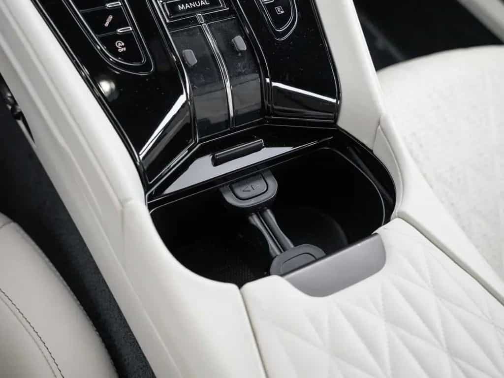 Aston Martin DB12 V8 Coupe 04/2024-photo-33