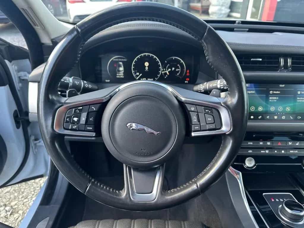 Jaguar XF Sportbrake Portfolio Pano AHK LED 12/2018-photo-12