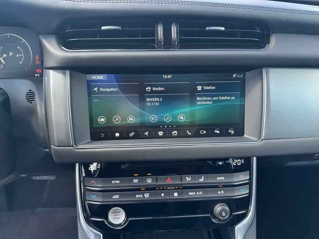 Jaguar XF Sportbrake Portfolio Pano AHK LED 12/2018-photo-13