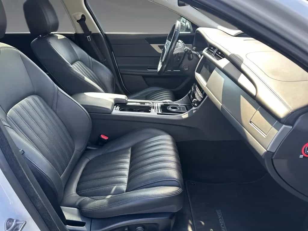 Jaguar XF Sportbrake Portfolio Pano AHK LED 12/2018-photo-19