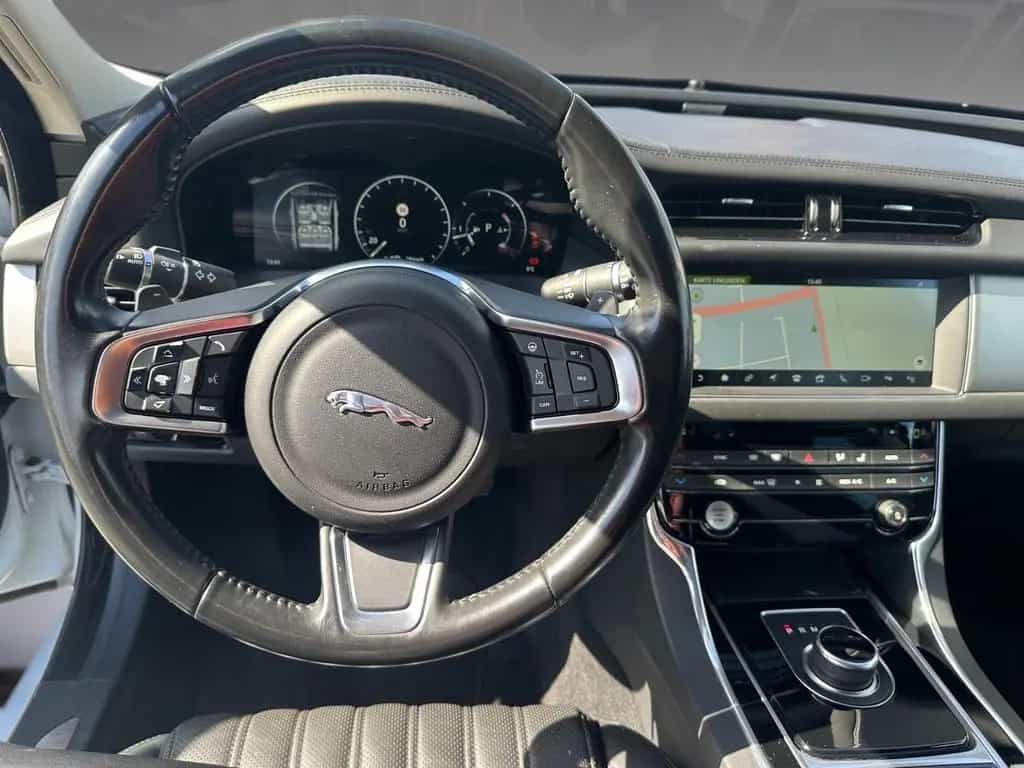 Jaguar XF Sportbrake Portfolio Pano AHK LED 12/2018-photo-21