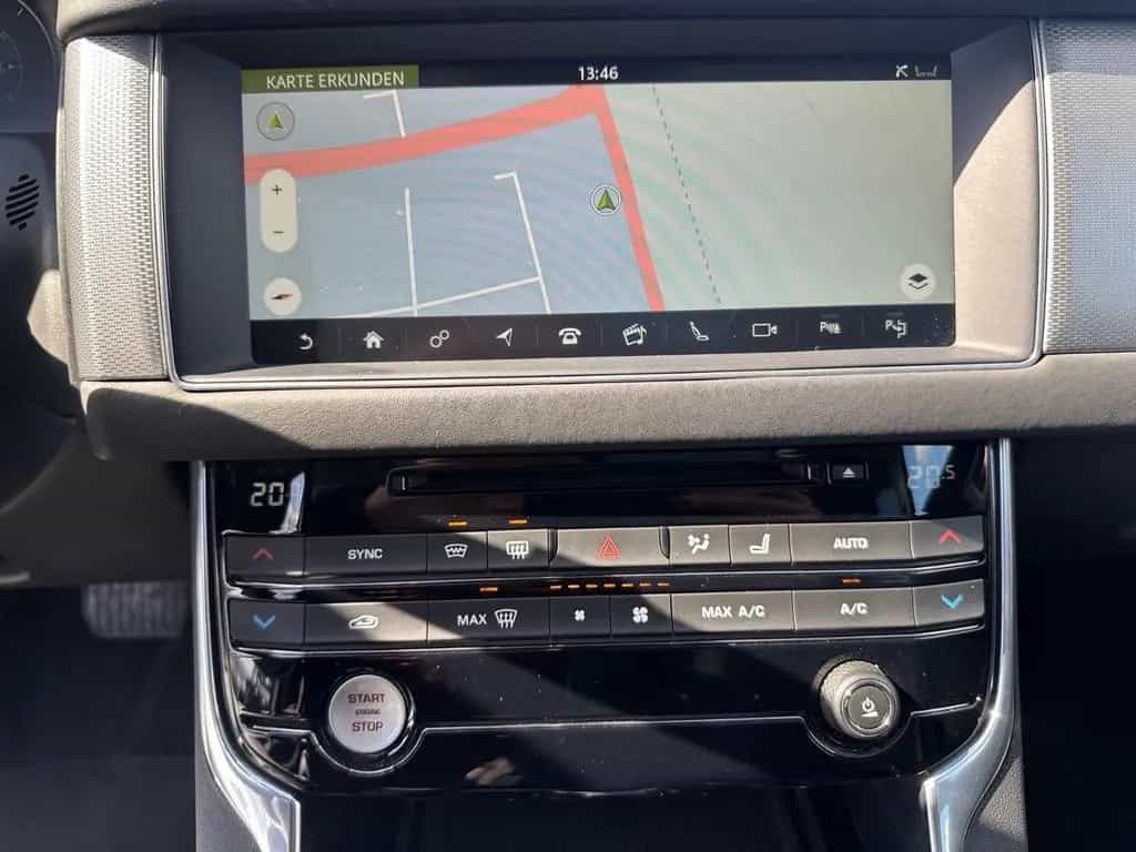 Jaguar XF Sportbrake Portfolio Pano AHK LED 12/2018-photo-23