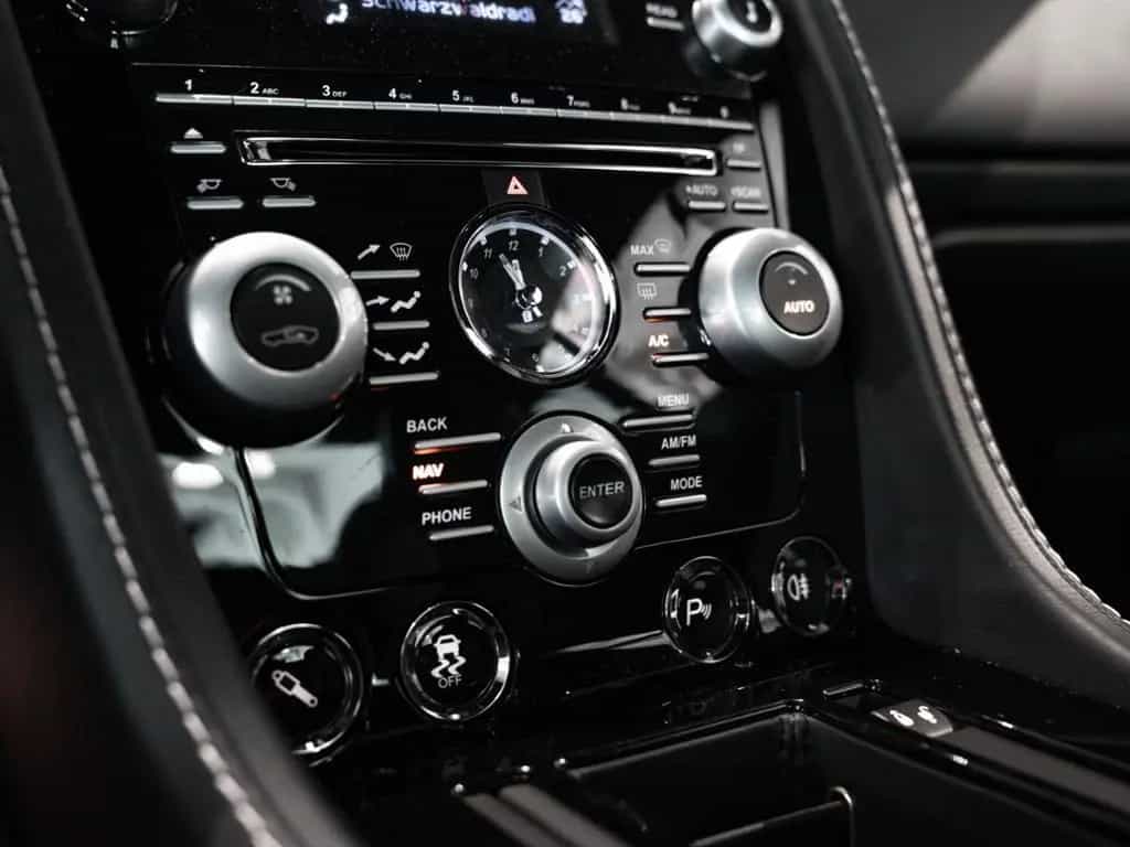 Aston Martin V12 Vantage S Coupe Aston Martin Hamburg 09/2014-photo-24