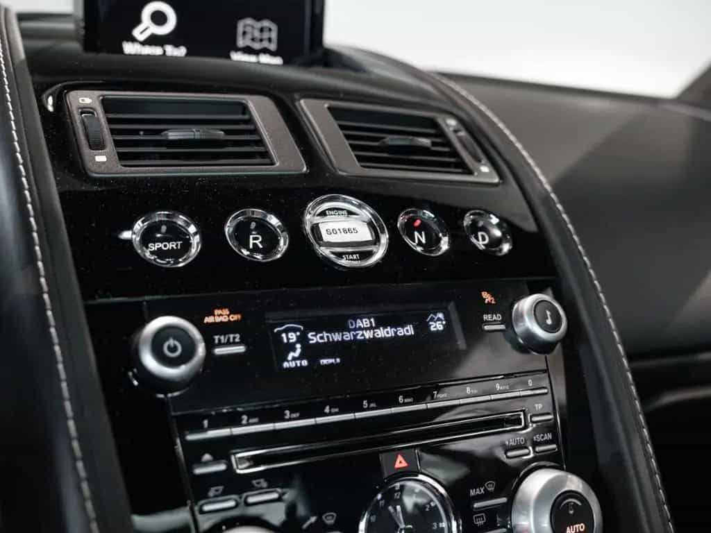 Aston Martin V12 Vantage S Coupe Aston Martin Hamburg 09/2014-photo-25