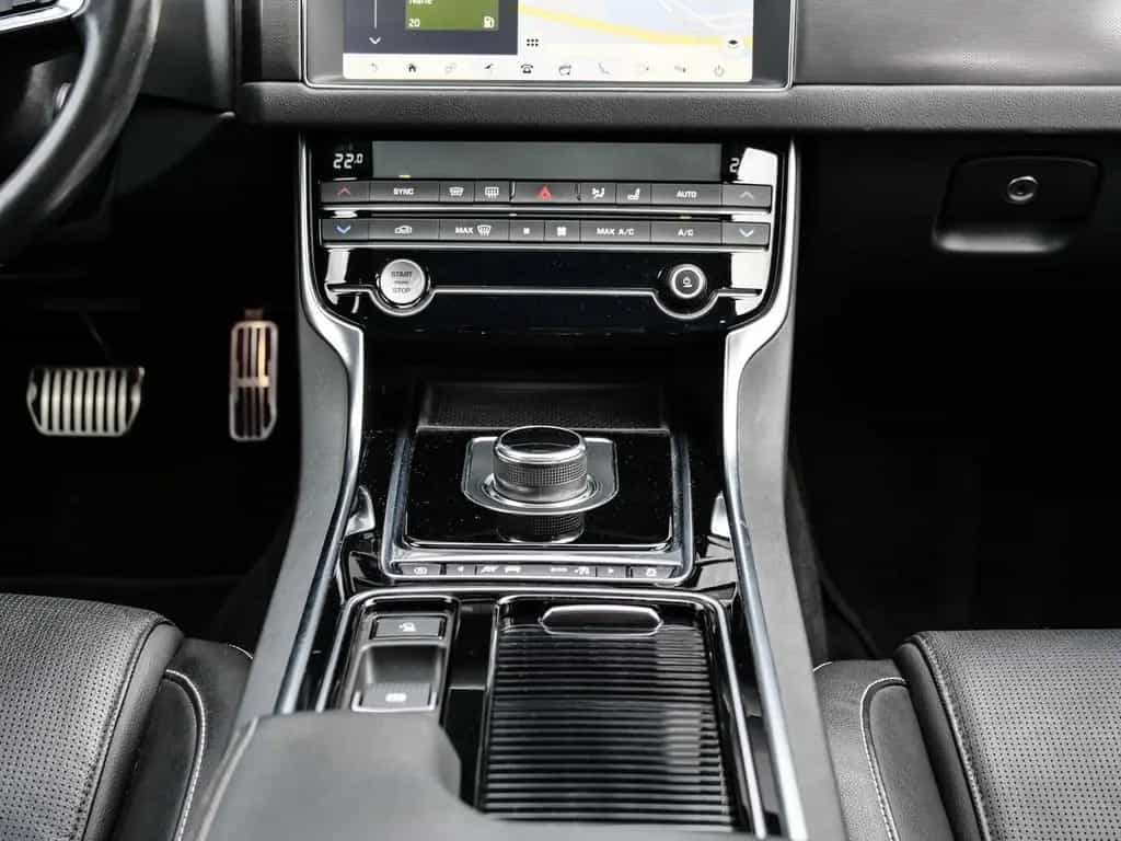 Jaguar XF Sportbrake Chequered Flag AWD Niveau Panorama 08/2020-photo-9