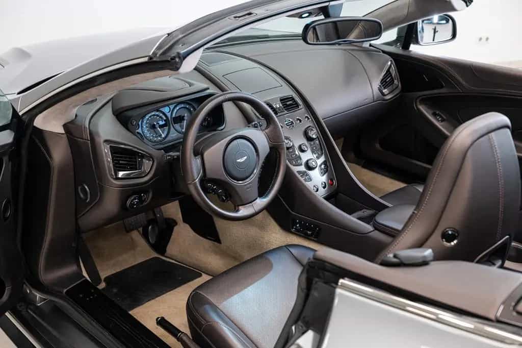 Aston Martin Vanquish Volante | 8-Speed | Tungsten Silver | 06/2017-photo-11