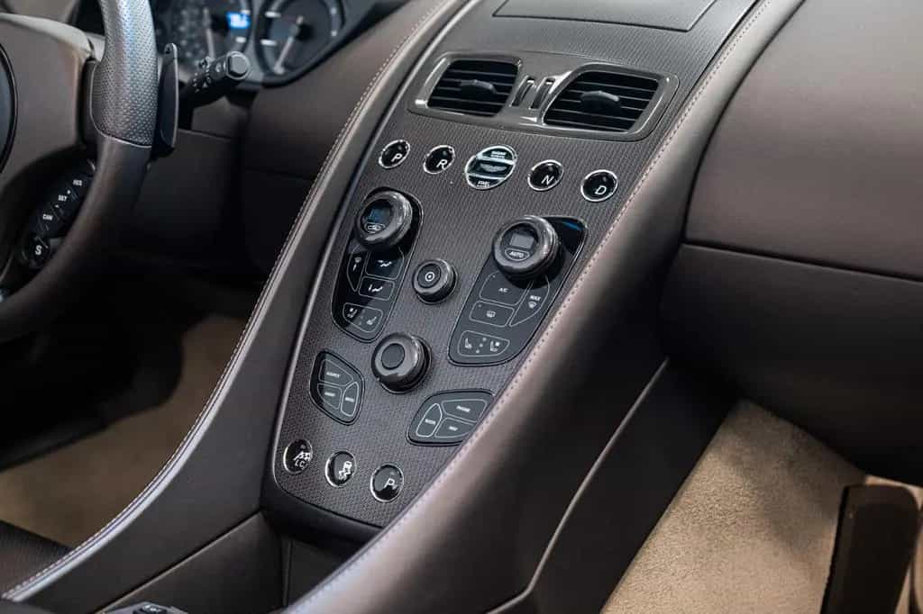 Aston Martin Vanquish Volante | 8-Speed | Tungsten Silver | 06/2017-photo-13