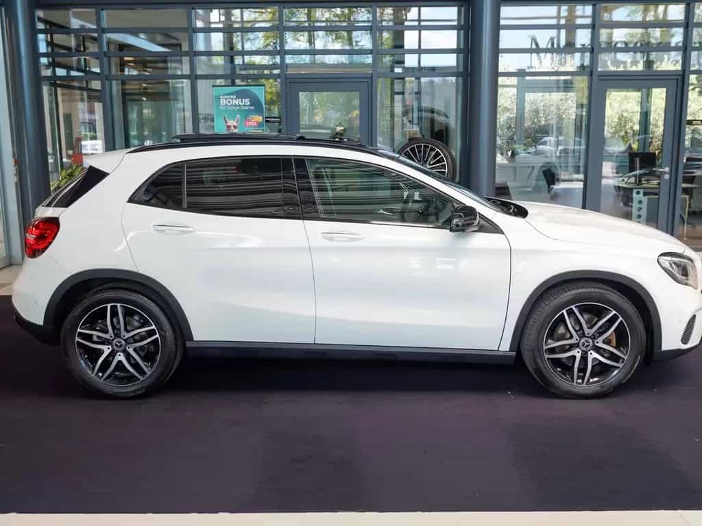 Mercedes-Benz GLA 250 Urban Night KEYLESS 360° COMAND Pano LED 11/2019-photo-2