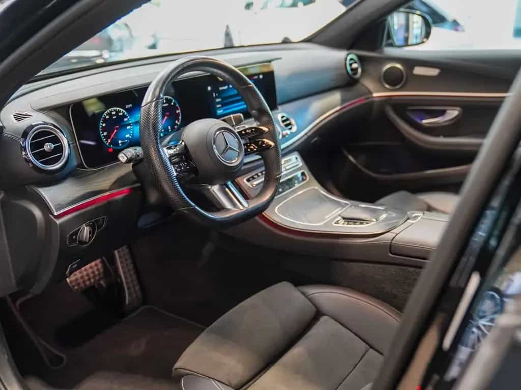 Mercedes-Benz E 220 d T AMG Line Schiebedach AHK Kamera Totwin 11/2021-photo-15