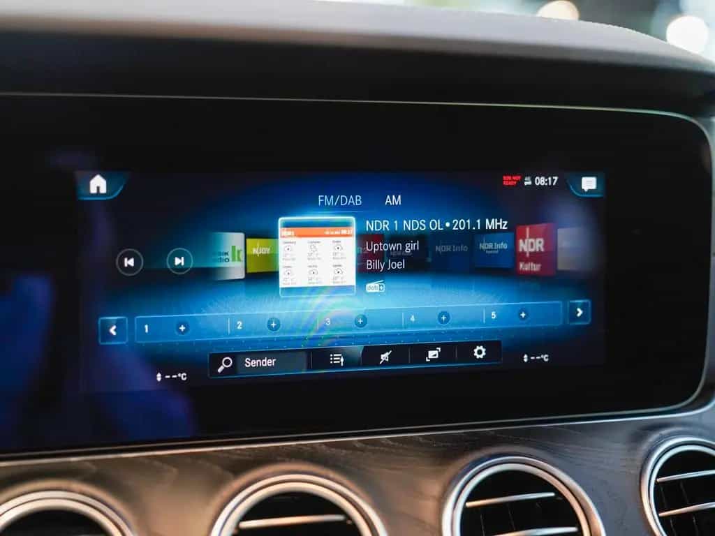 Mercedes-Benz E 220 d T AMG Line Schiebedach AHK Kamera Totwin 11/2021-photo-20